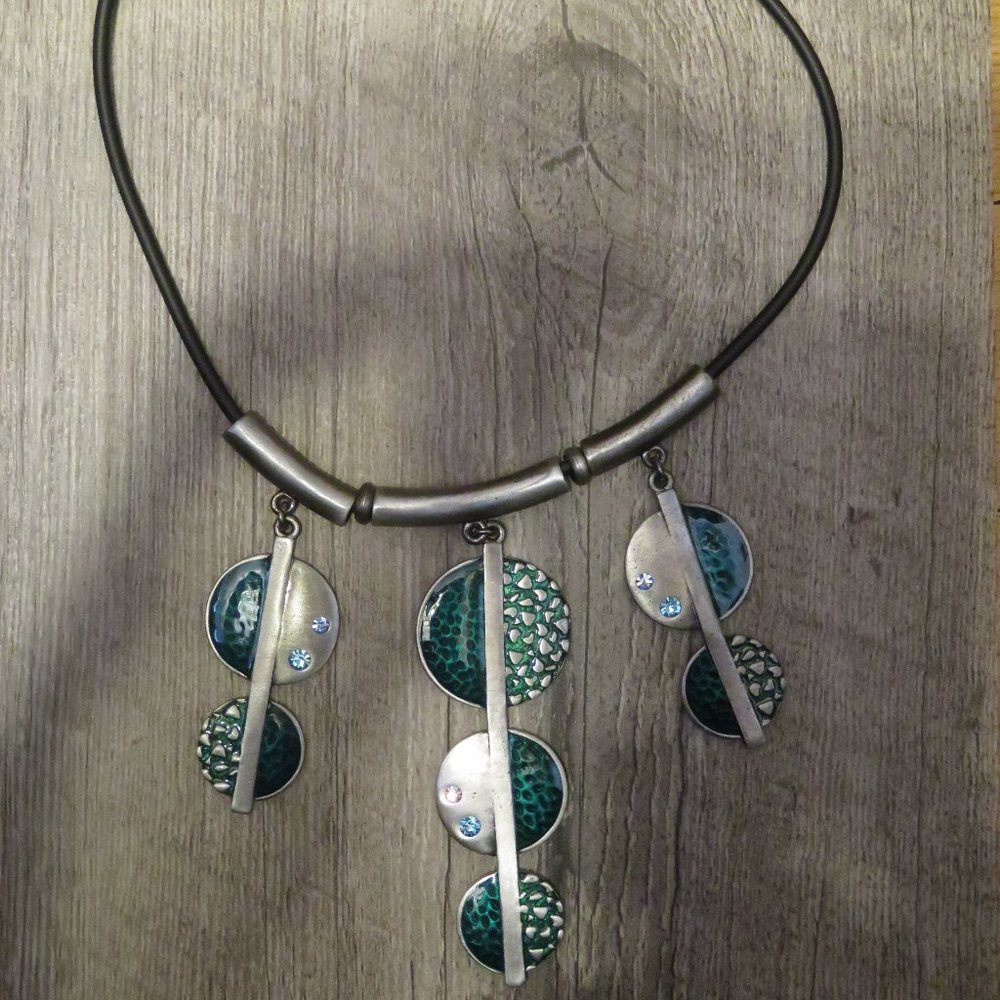 Green & Silver Tone Metal Necklace 11" (543)